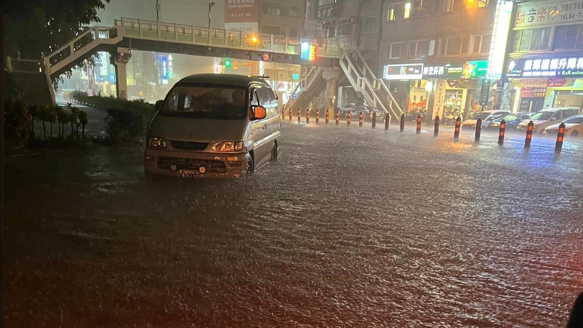 彰化多處淹水,林世賢昨晚緊急呼籲市民盡量不要外出。(圖/翻攝自林世賢臉書)