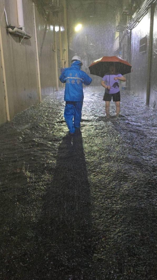 颱風尾掃到中台灣,讓彰化市雨勢非常強大,到處都淹水。(圖/翻攝自林世賢臉書)