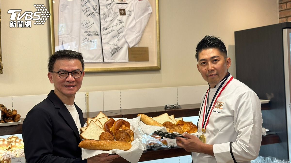 全聯總經理蔡篤昌與日本世界麵包冠軍谷口佳典合影,雙方合作在台推出新品麵包。(圖/許稚佳攝)