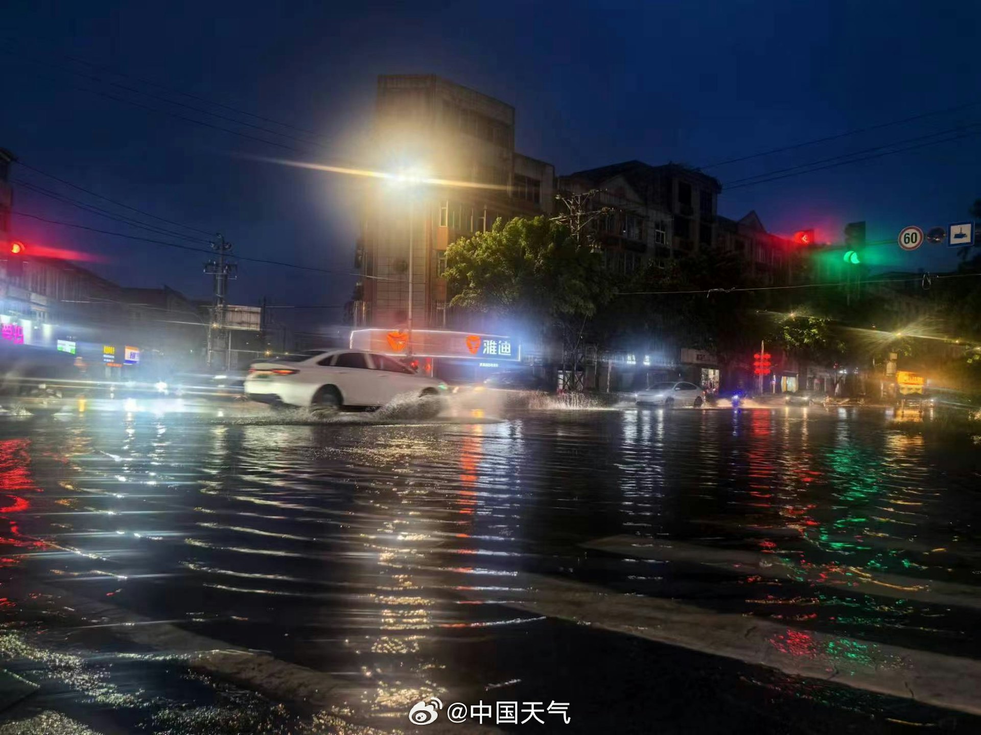 凱米造成大陸福建莆田秀嶼城區部分路段明顯積水。(圖/翻攝自微博@中国天气)
