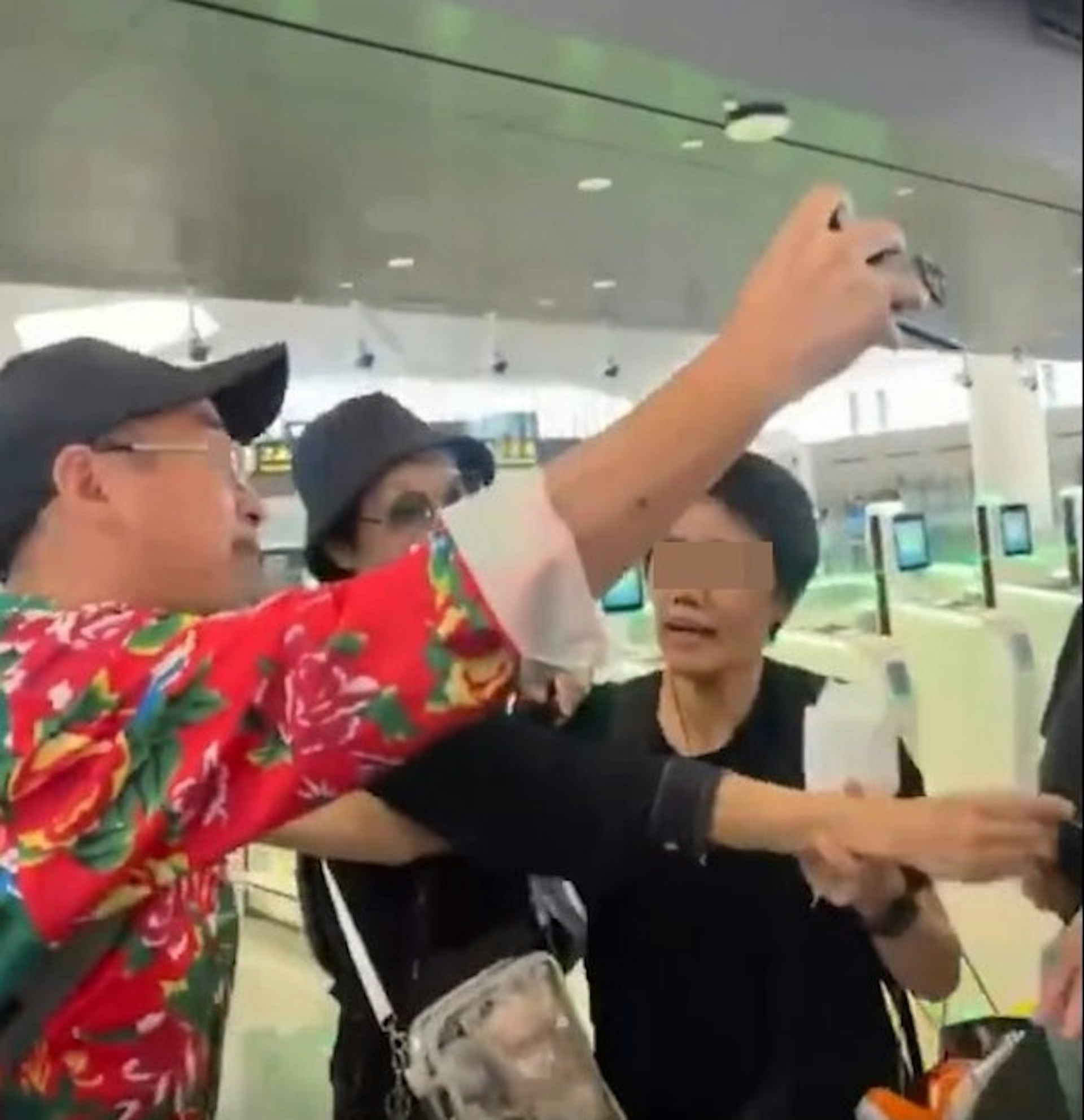粉絲合照不成對著葉童破口大罵。(圖/翻攝自微博)