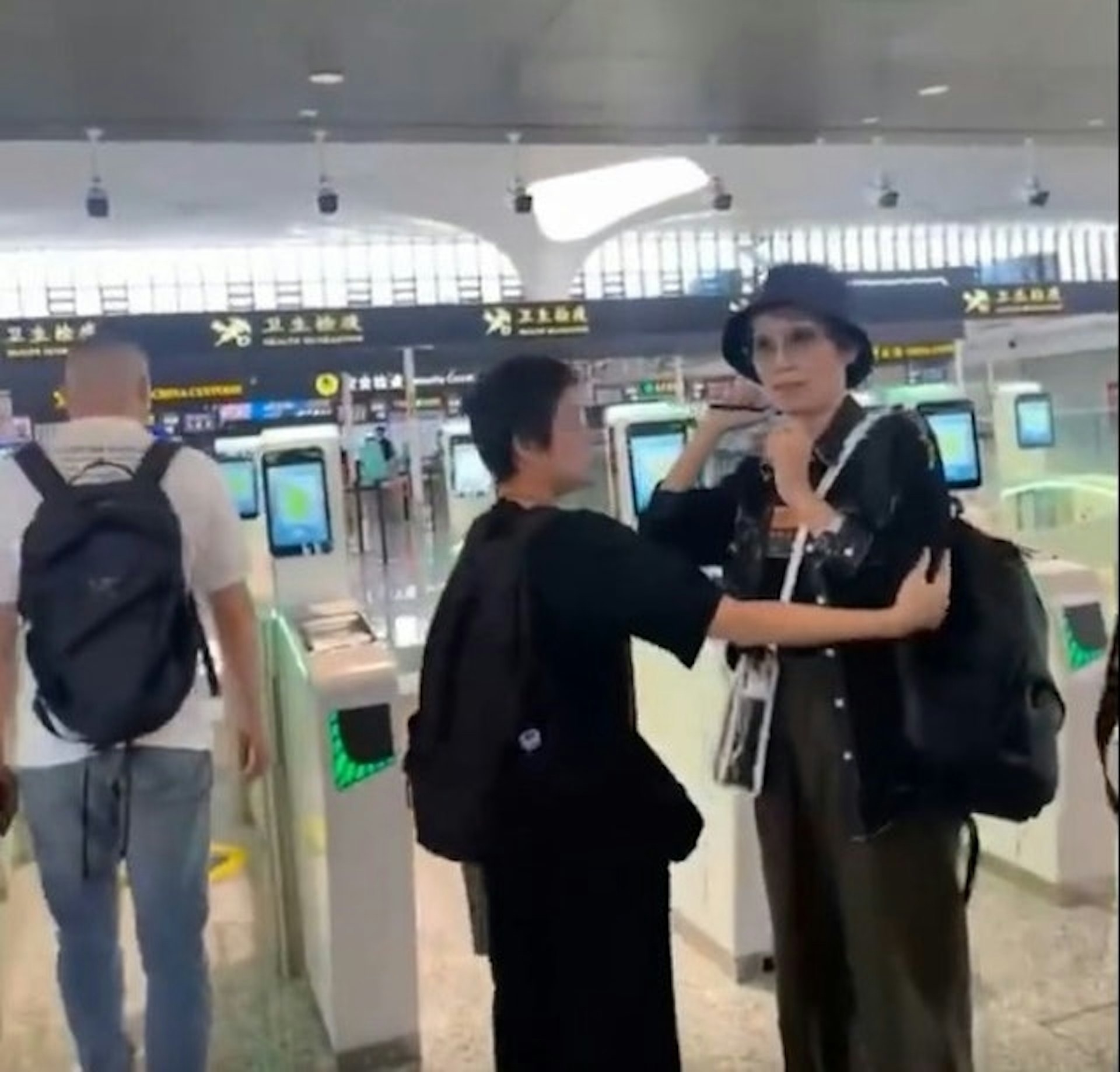 葉童被罵後,嚇得愣在原地。(圖/翻攝自微博)