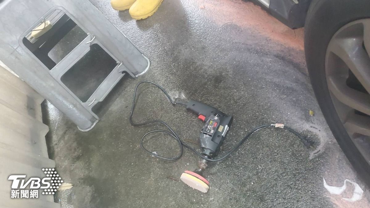 事故現場散落著打蠟工具。（圖／TBVS）