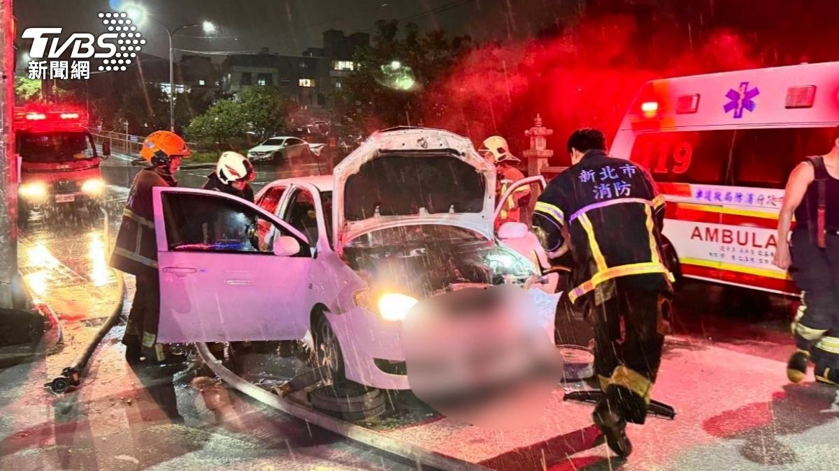 遭衝撞車輛因引擎受損起火燃燒。(圖/TVBS)