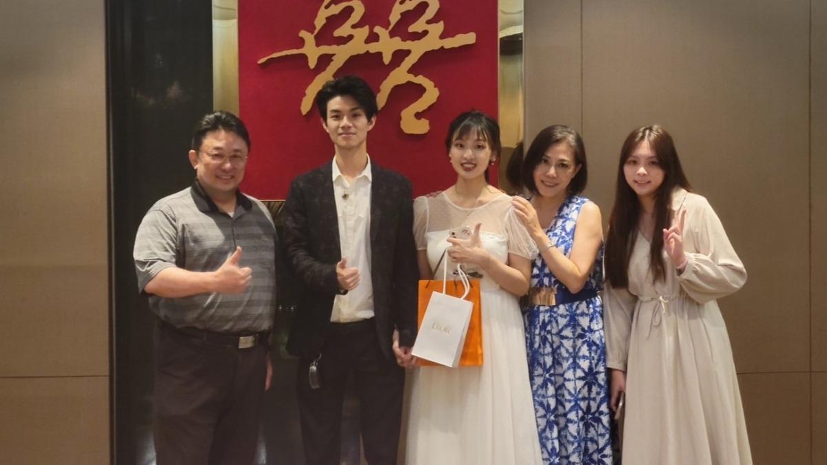 小彤(右二)一家和新人合影。(圖/馬可孛羅提供)