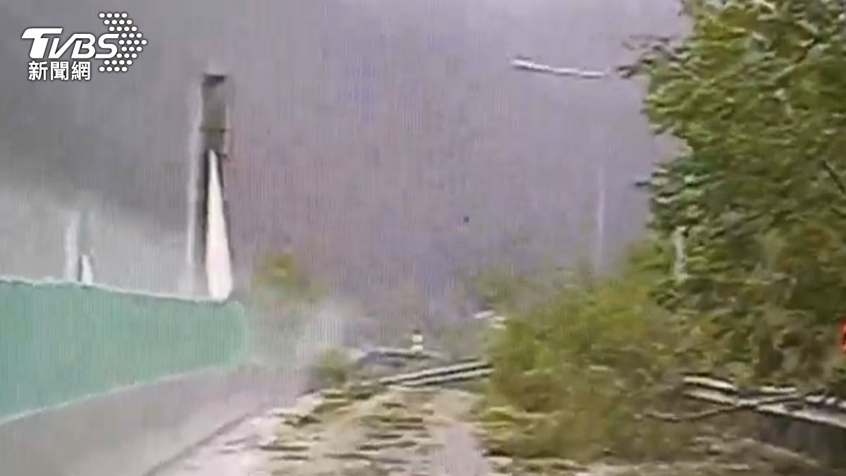 和平消防分隊表示，送醫路上不僅風大雨大，還有許多倒下的樹枝。（圖／TVBS）
