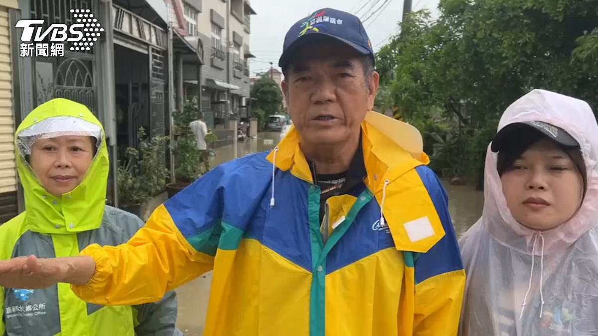 縣議員黃榮俊為災民送早餐的路途中，在一旁的木瓜園卻驚見一具遺體。（圖／TBVS）