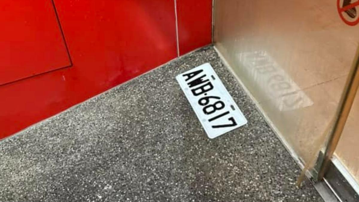 有網友表示，家樓下的茶魔，門口也發現一塊車牌。（圖／翻攝自高雄大小事臉書）