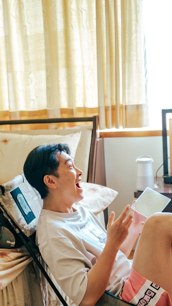 曾以《阮三個3》獲得金鐘的施名帥被好友惡整。(圖/客家電視提供)