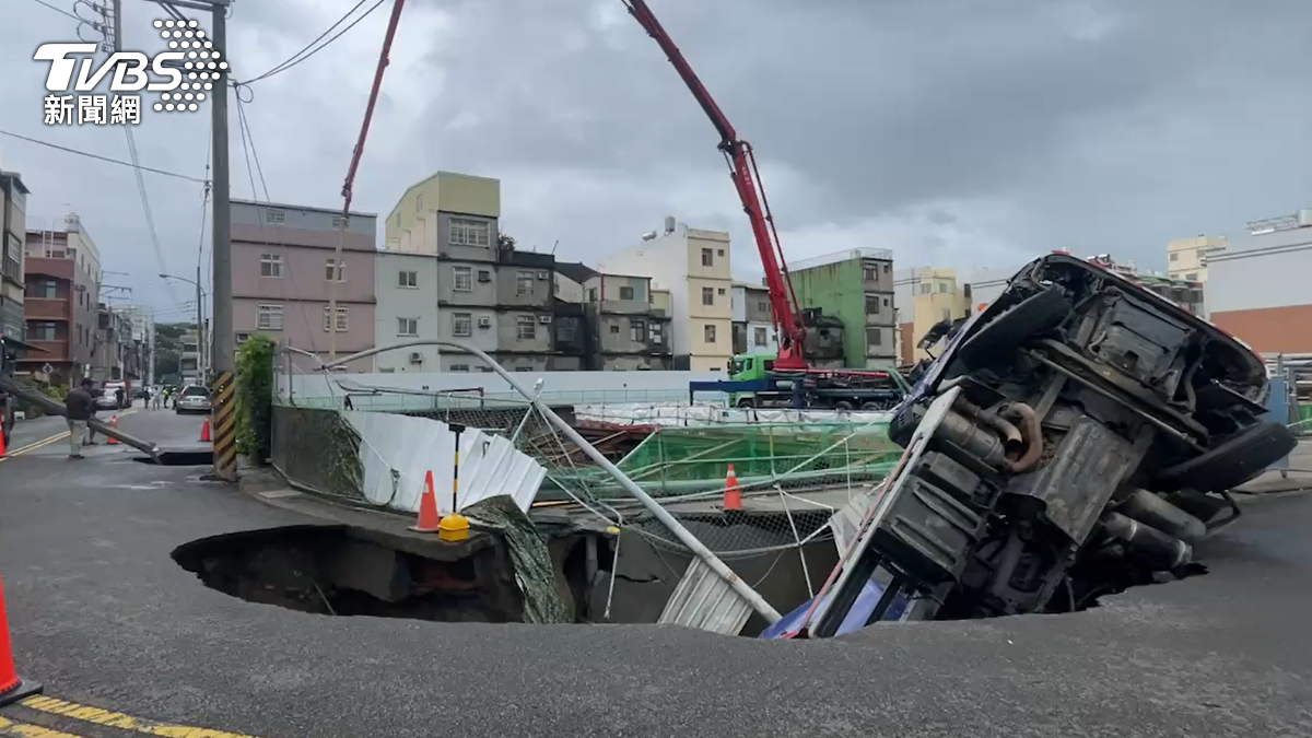 凱米暴雨台中工地塌陷!水泥預拌車前往填補 慘被「吃進天坑」