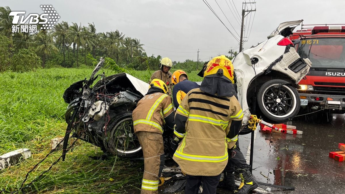 快訊/天雨路滑?台南轎車失控自撞「折爛翹起」男受困慘死