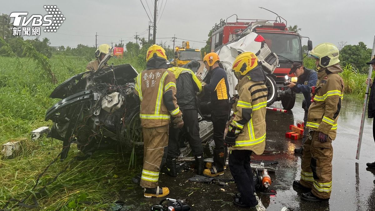 車輛失控自撞電杆,因強烈撞擊力道,導致車體嚴重變形、男駕駛慘死。(圖/TVBS)
