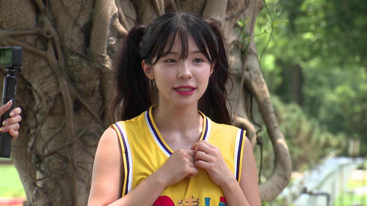 李多慧上《全員請上車》出外景玩遊戲。(圖/台視提供)