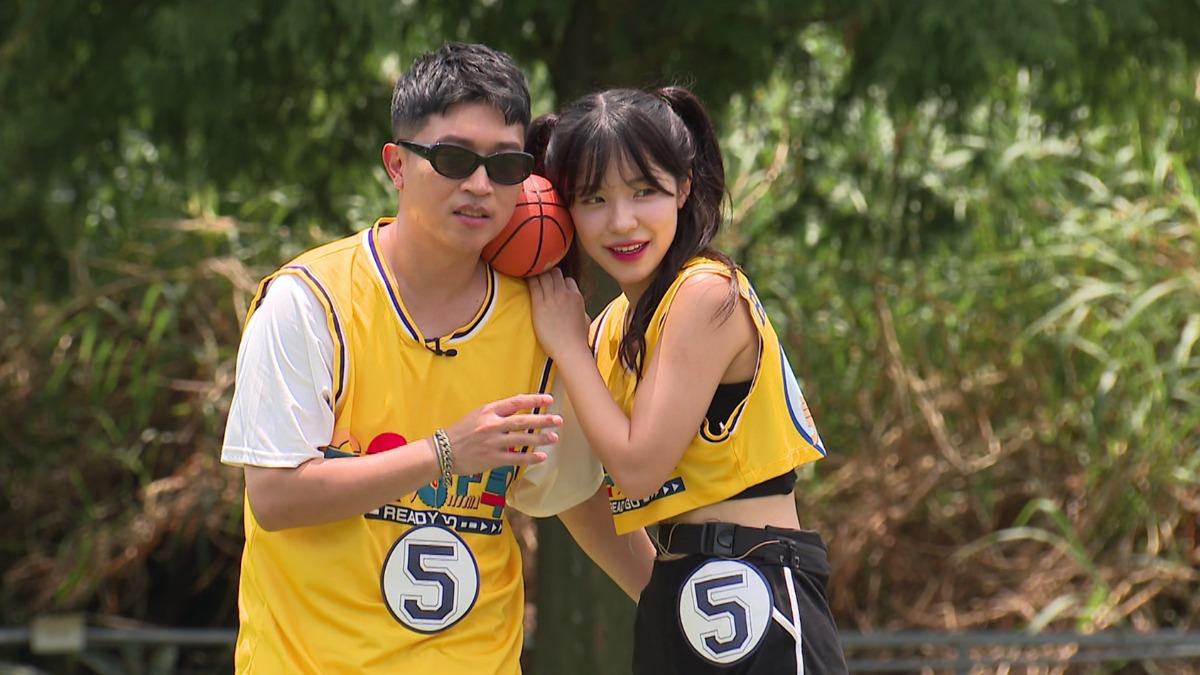 張立東(左)與李多慧親密夾球。(圖/台視提供)