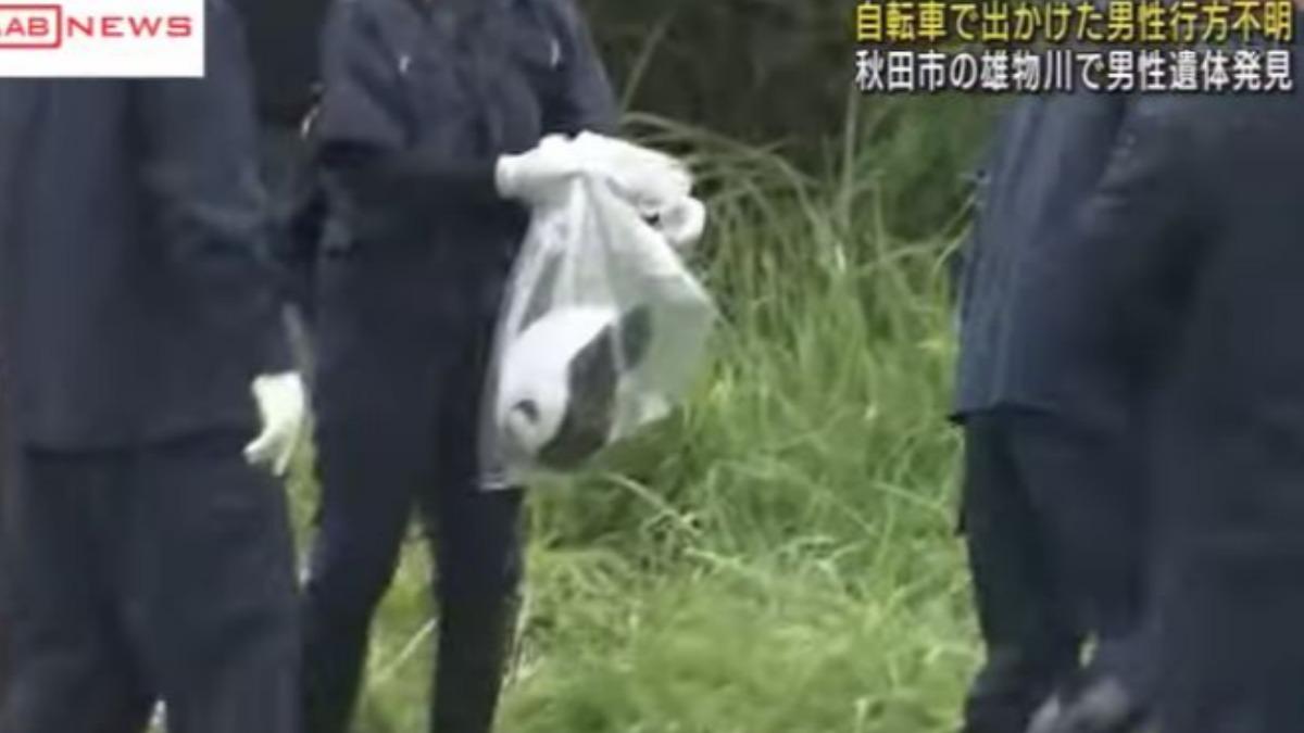 堤防附近發現漂浮的自行車安全帽。（圖／擷取自AAB秋田朝日放送）