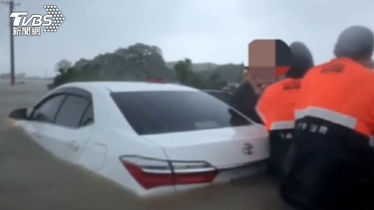台南轎車闖淹水道路慘滅頂!一家四口受困 1歲男嬰嚇壞爆哭