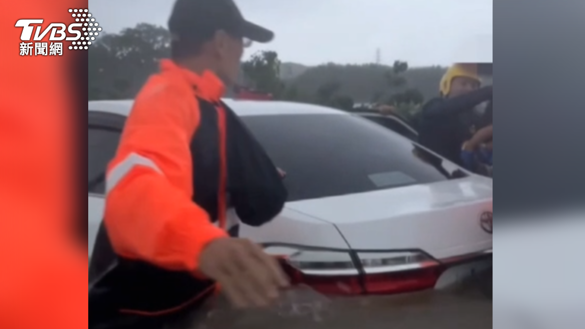 轎車不慎開入淹水道路,警消獲報後立即趕往救援。(圖/TVBS)
