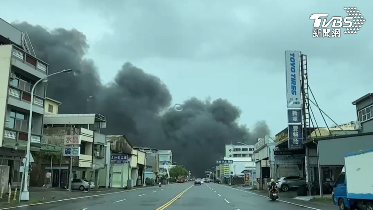 竄出的濃煙,一度遮蔽來往的行車視線。(圖/TVBS)