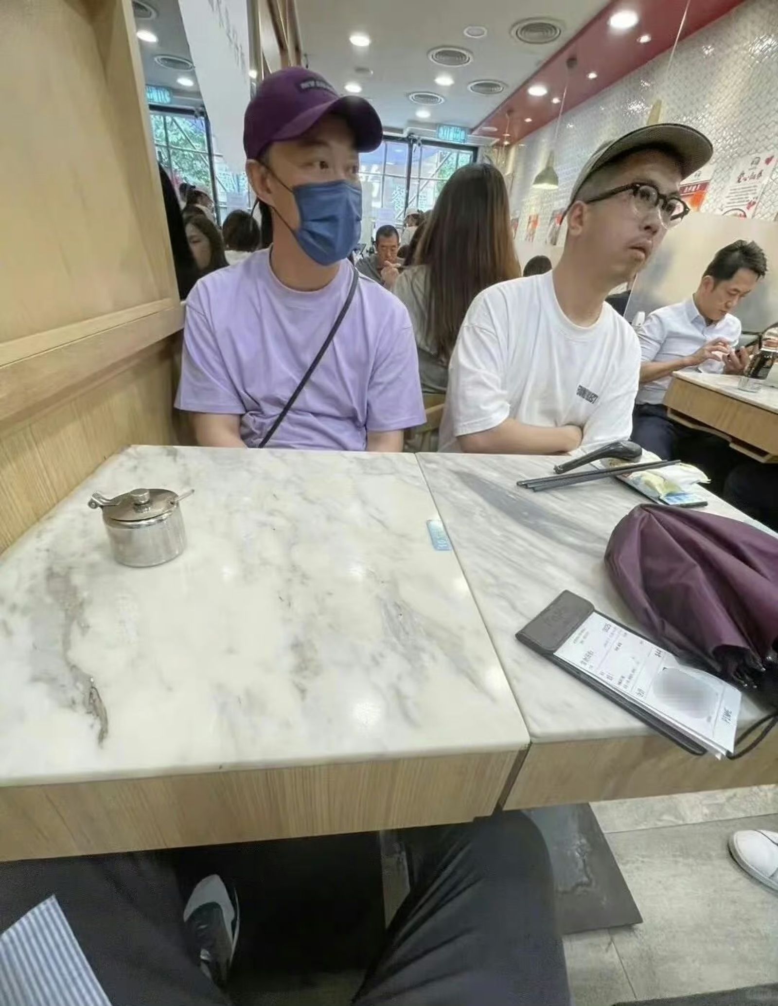 網友分享與陳奕迅併桌吃飯。(圖/翻攝自微博)