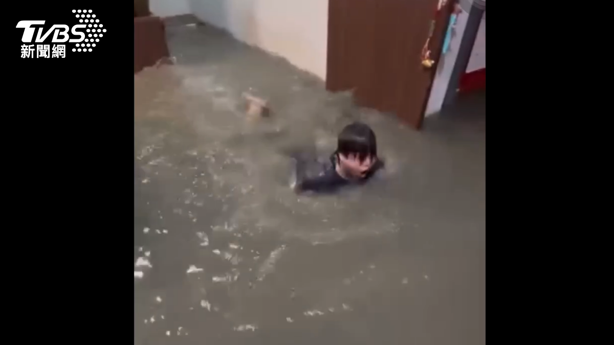 男子在家中游泳。(圖/民眾授權提供)
