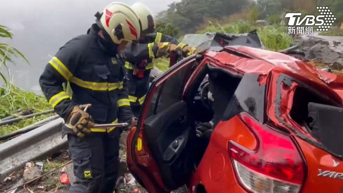 車體扭曲嚴重變型,何男受困駕駛座,沒了呼吸心跳。(圖/TVBS)
