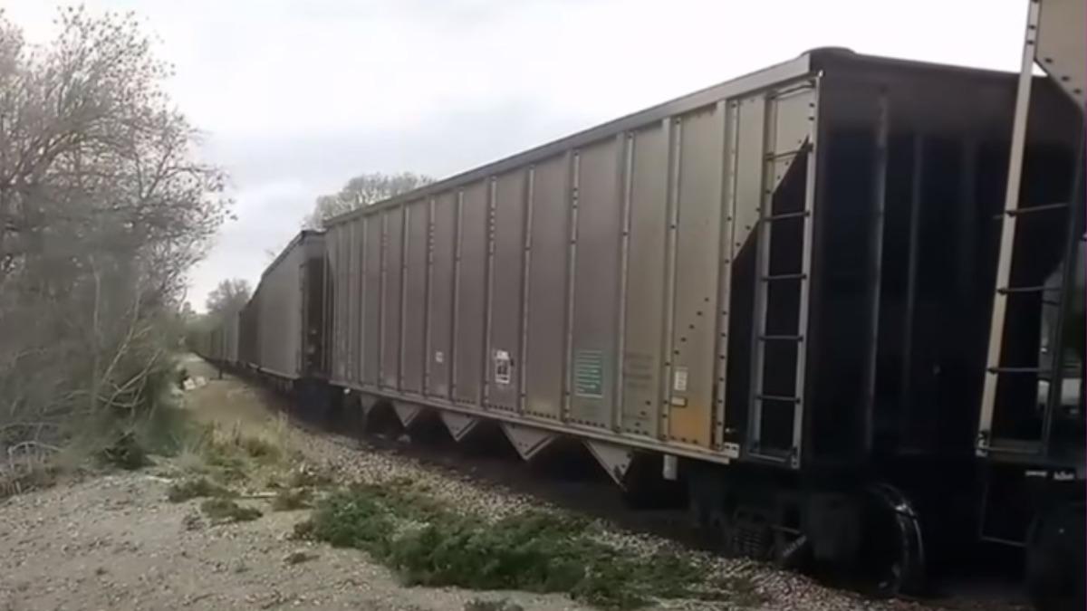 火車撞到停在一旁、全空的運煤車,造成約35萬美元的損失。(圖/翻攝自YouTube@1011 News)