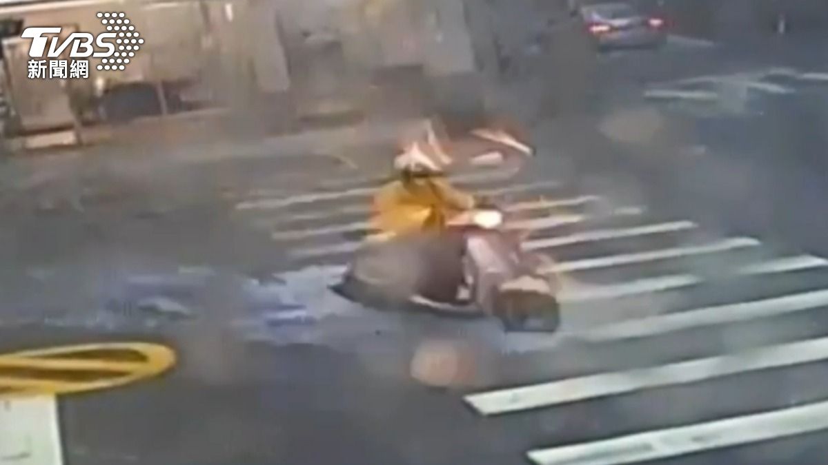 高雄颱風大淹水!阿伯暴雨中「趁亂打劫」 偷摩托車溜了