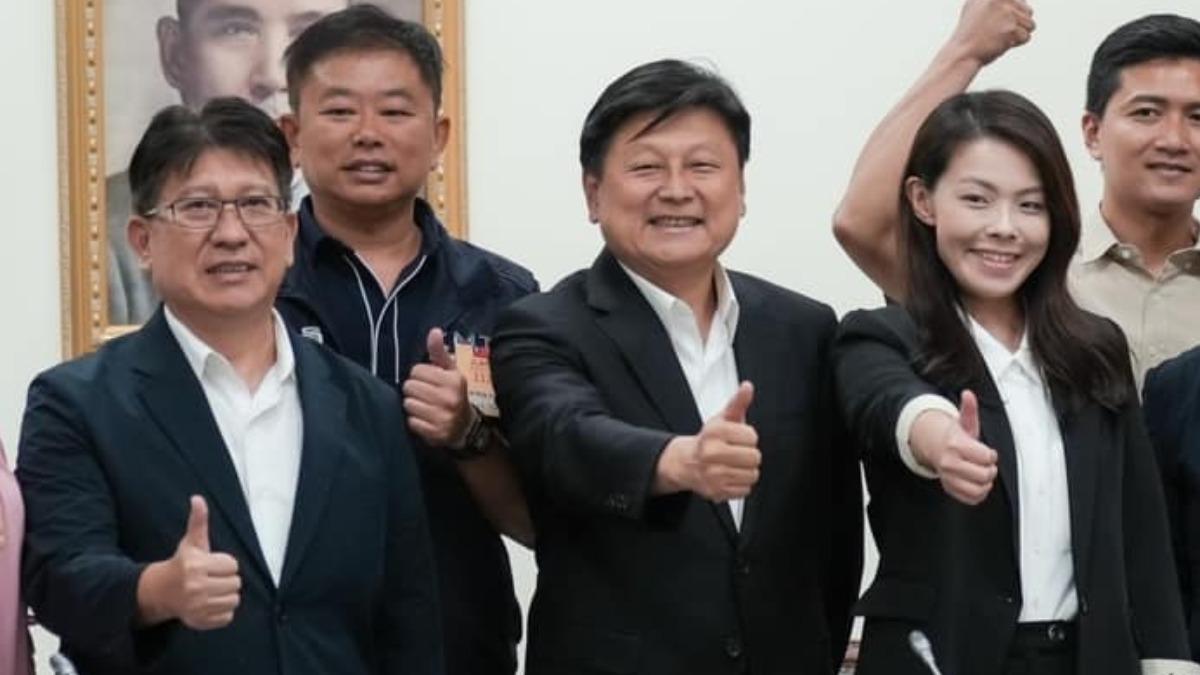 竹縣長楊文科疑涉貪遭起訴;前花縣長傅崐萁涉炒股遭判8月,已執行完畢;前立委高虹安涉貪判7年4月。(圖/翻攝自鄭正鈐臉書)