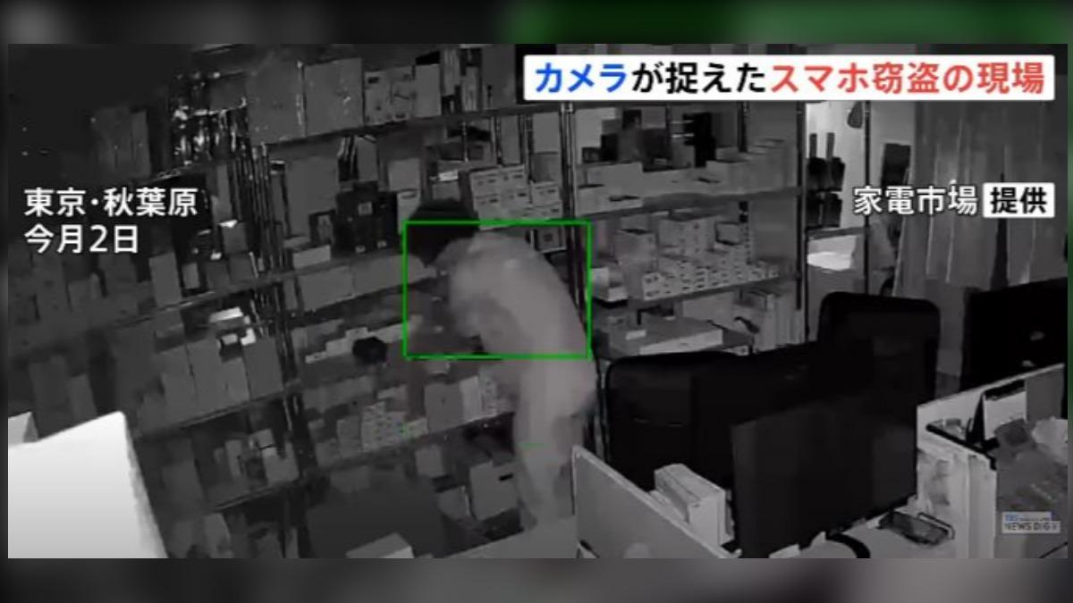 男子在偷竊後,當日隨即用約100萬日圓(新台幣約20萬元)的價格,將偷竊的10多台手機出售至新宿區的一家二手商品店,後被發現。(圖/TBS NEWS)