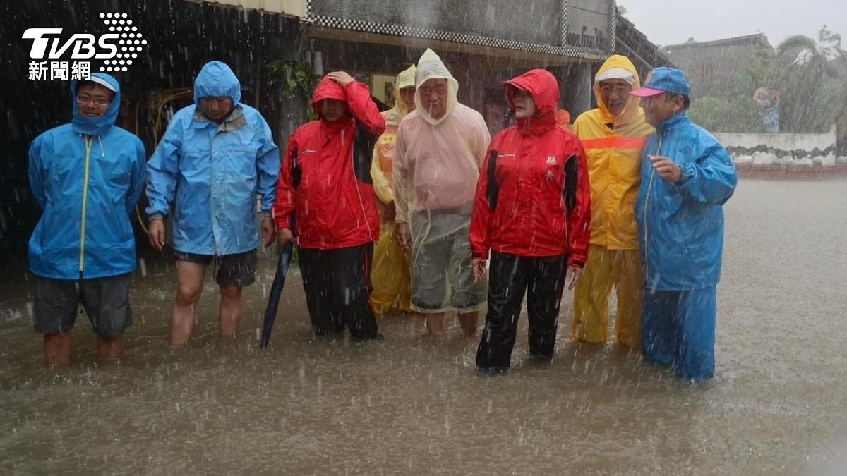 雲林縣長張麗善和大埤鄉長林森寶前往勘災。(圖/雲林縣政府提供)