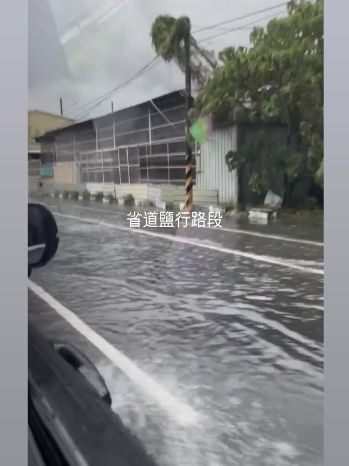 台南市暴雨不斷,淹水災情嚴重。(圖/翻攝自台南式 Tainan Style)