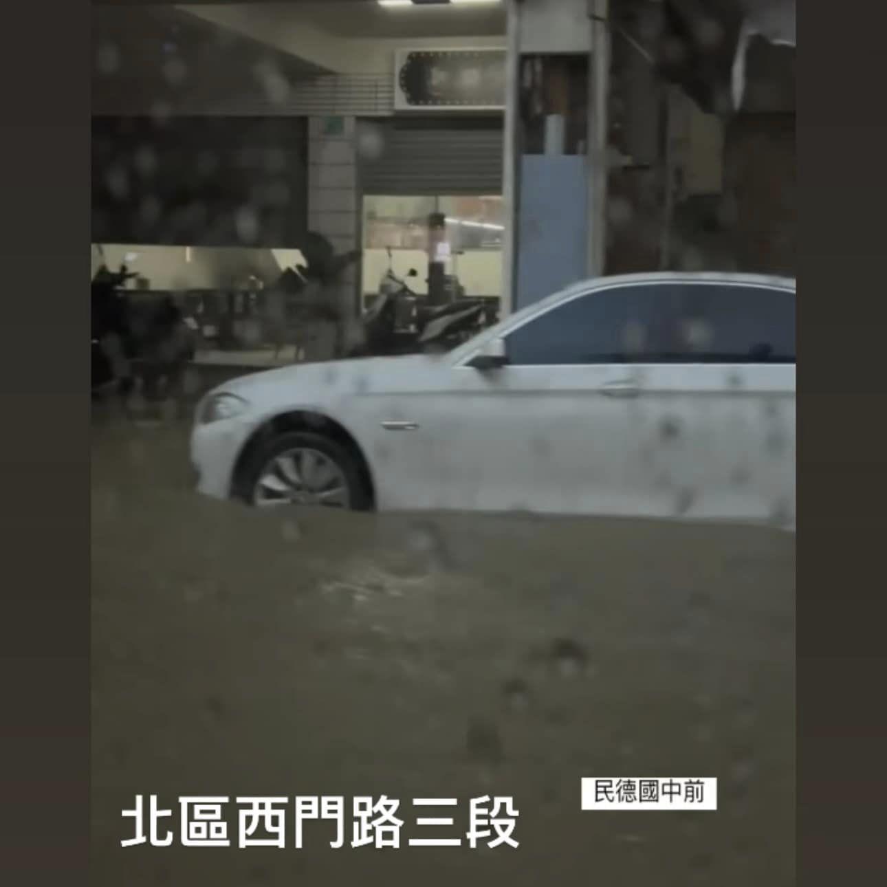 滾滾黃水,淹至輪胎一半高。(圖/翻攝自台南式 Tainan Style)