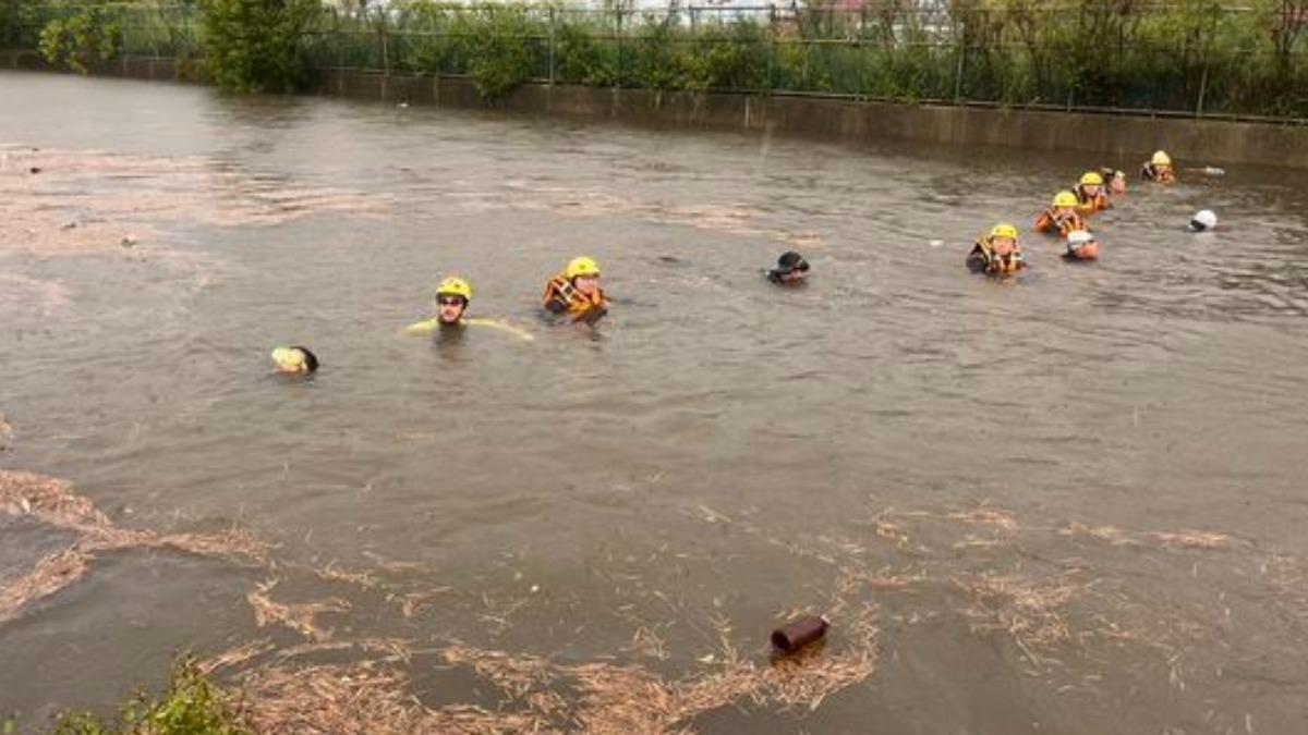 雲林縣消防局出動多人搜救。(圖/雲林縣消防局)