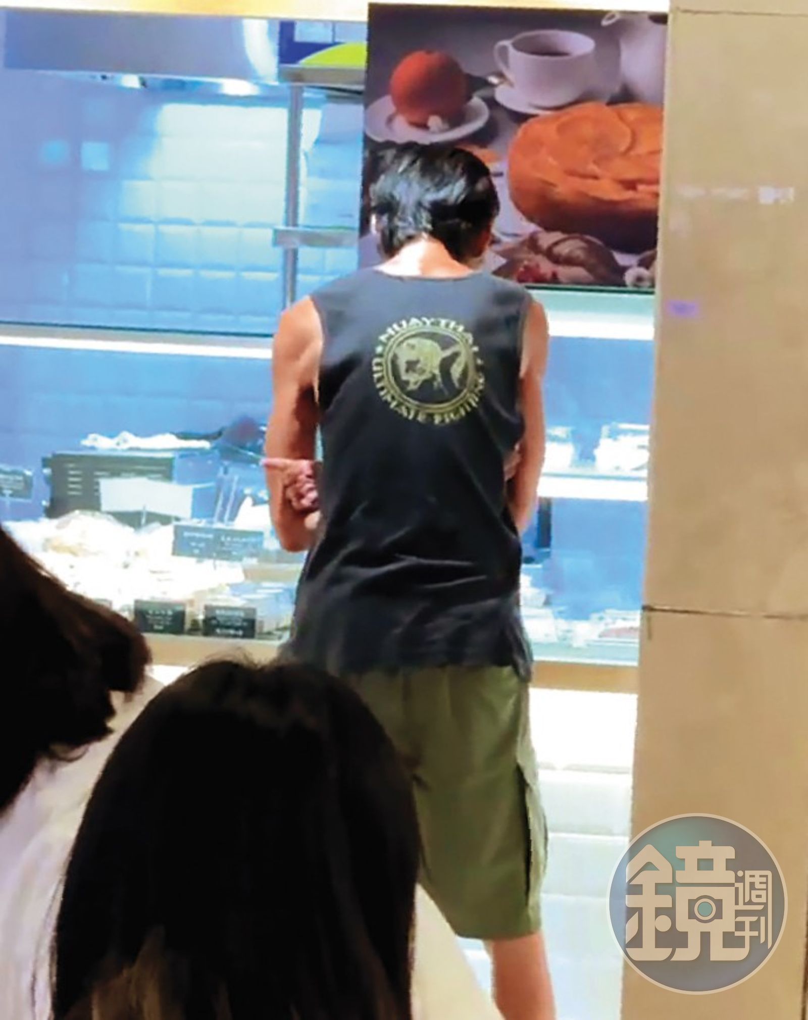 盯著櫥櫃裡餐點研究半天的唐治平，並沒有呼喚店員點餐。（圖／鏡週刊）