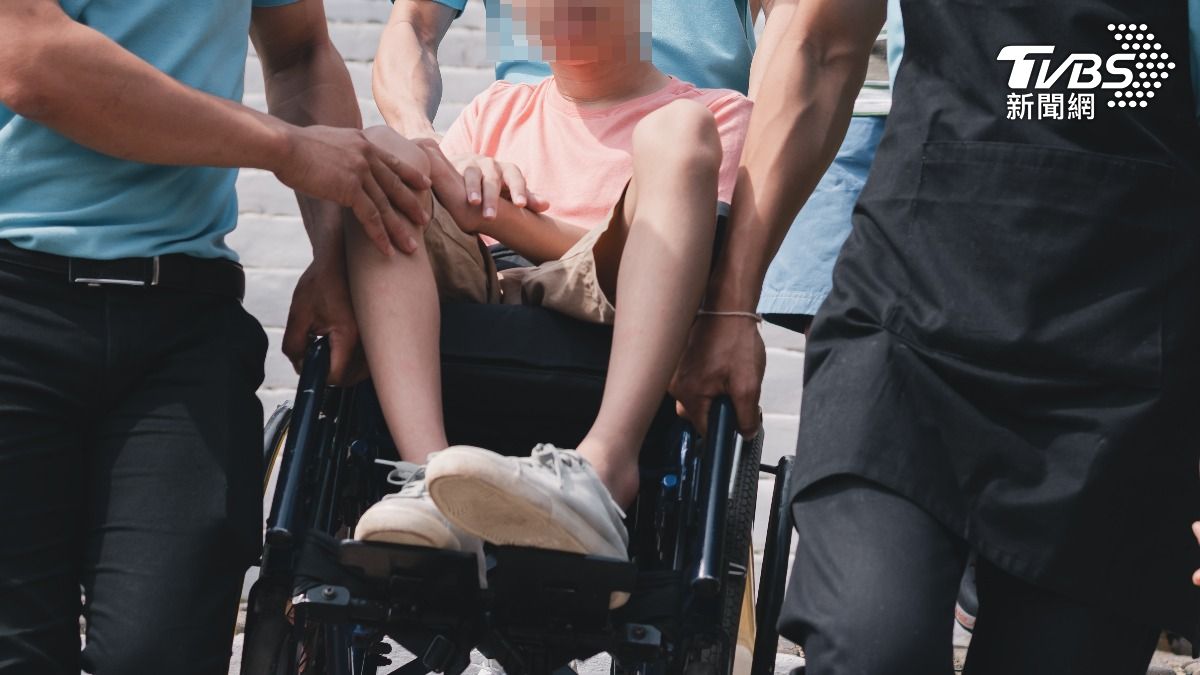 花蓮爆教保員虐待!9歲童「多人綑綁8小時」 穿尿布慘坐輪椅