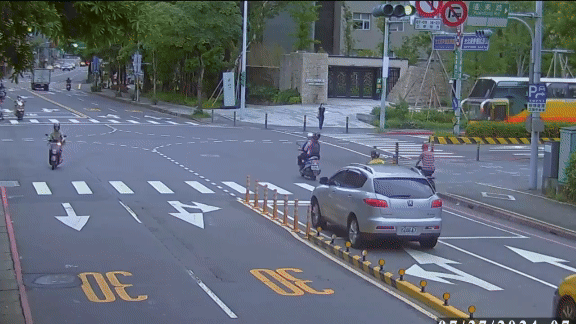 遊覽車撞擊過程。(圖/TVBS)