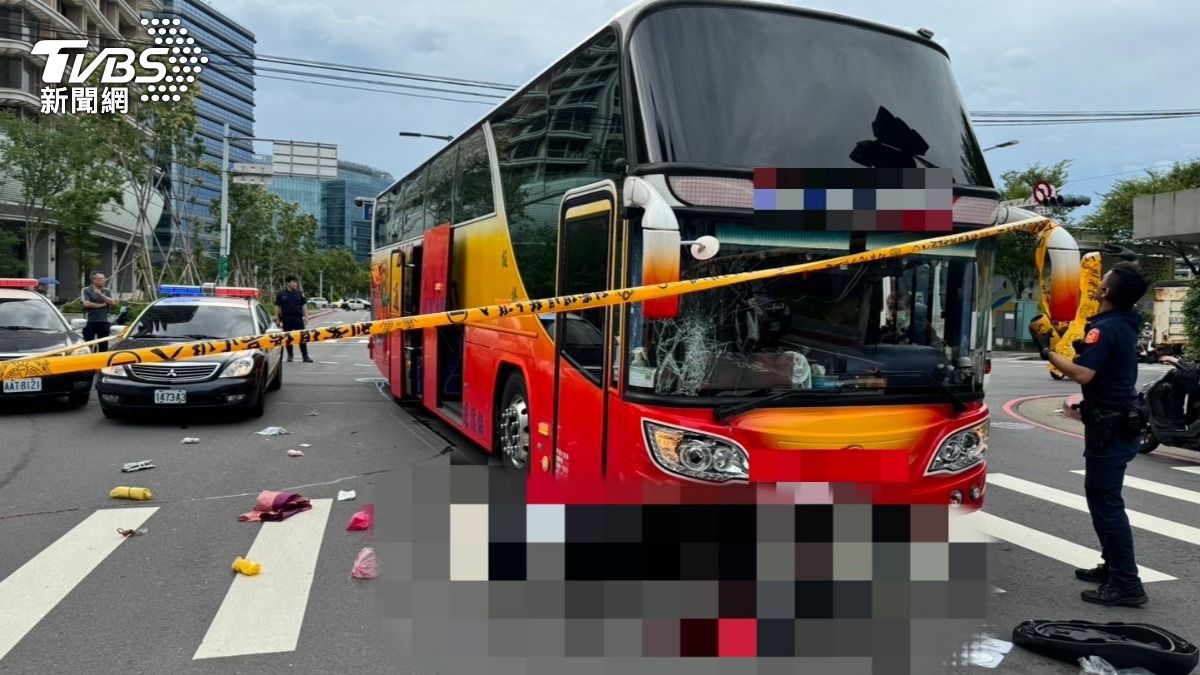 車禍現場拉起封鎖線調查。(圖/TVBS)
