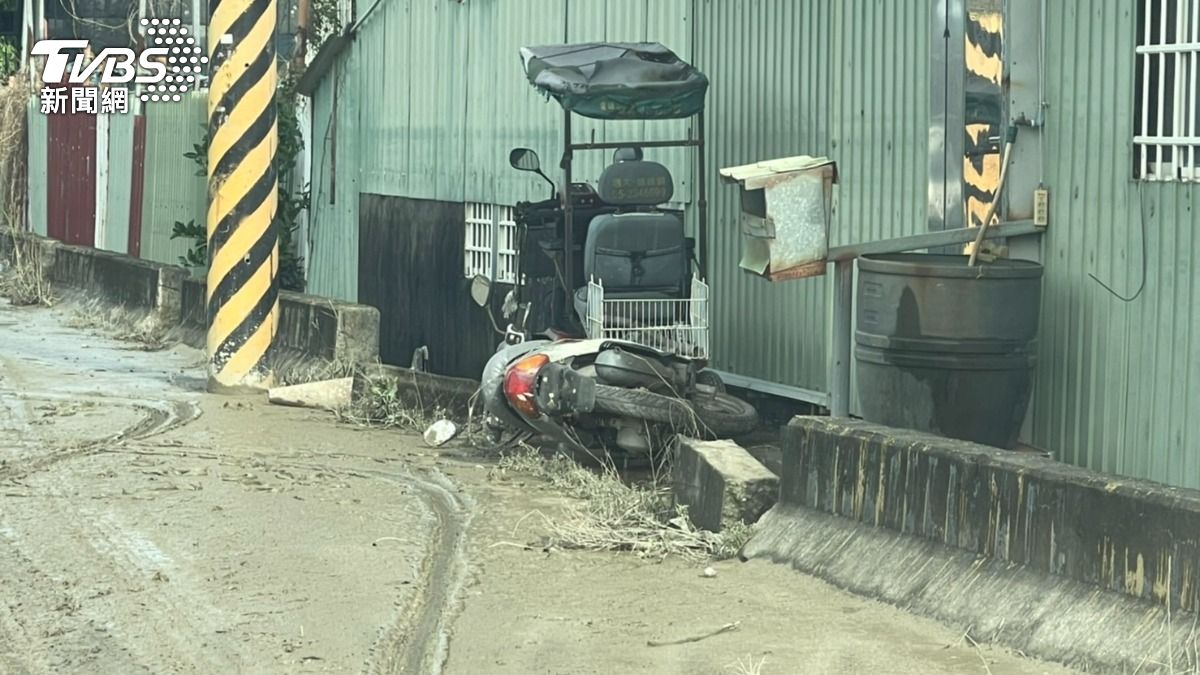 快訊/嘉縣夫妻騎車遇淹水 下一秒妻子崩潰目睹丈夫跌水溝溺斃