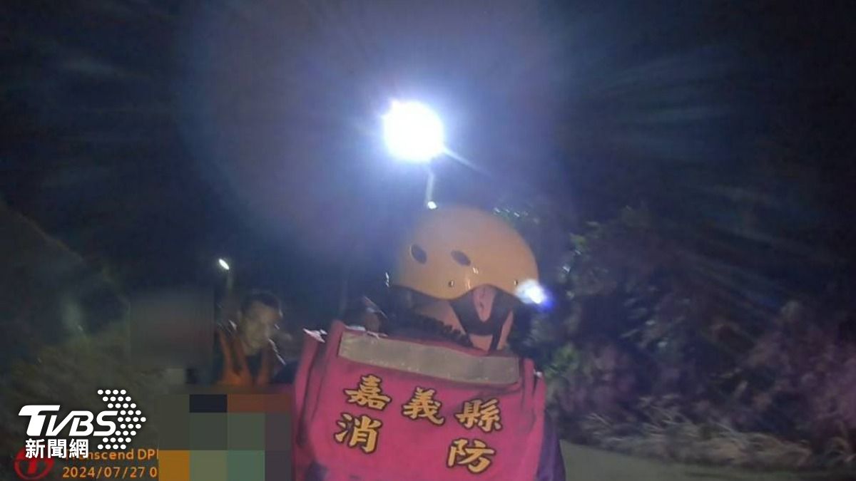 深夜23時39分嘉義縣消防局到場後,發現王男載浮於水面上。(圖/TVBS)