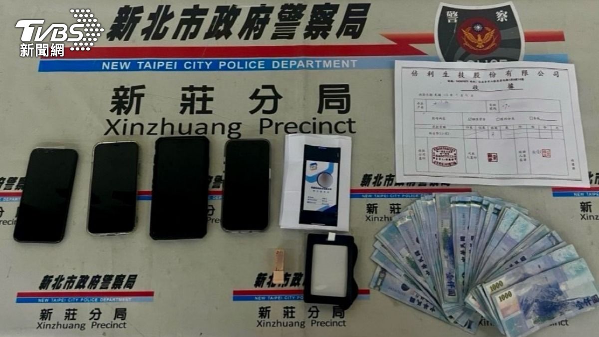 警方查扣詐騙證物。(圖/TVBS)