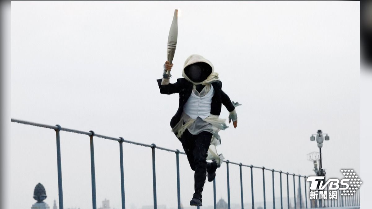 蒙面人手持火炬在法國巴黎奧賽博物館頂部奔跑。 (圖/達志影像美聯社)