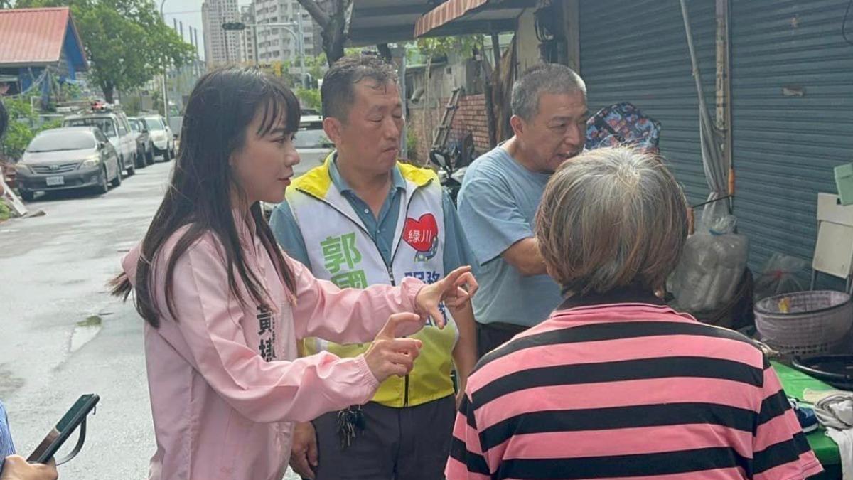 黃捷(左)今早低調前往勘災,表示對里民們過意不去。(圖/取自黃捷臉書)