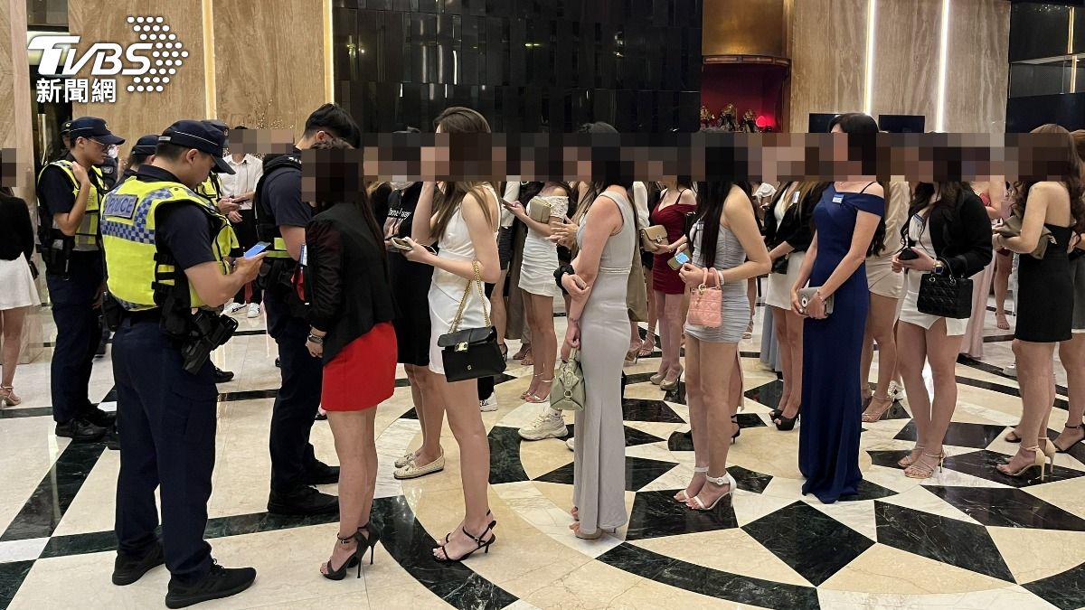 台中警卯起來臨檢!酒店小姐姐秀纖腿一字排開 警犬狂聞助攻
