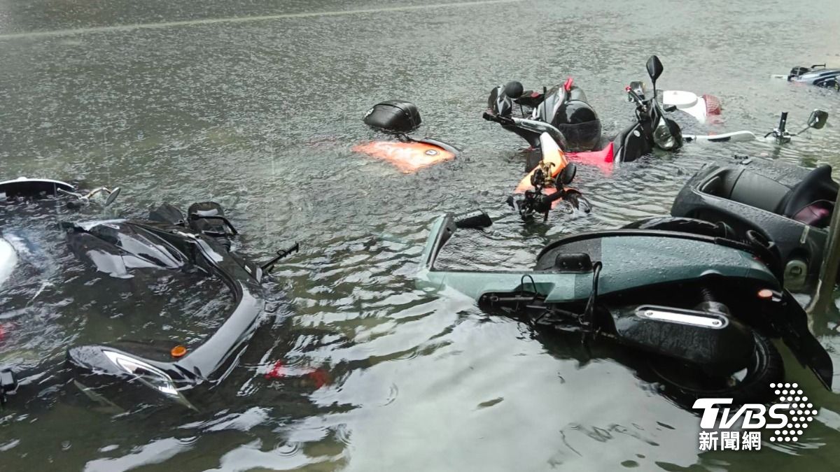愛車泡水怎麼辦?別急著發動引擎 輪胎「淹水高度」是關鍵