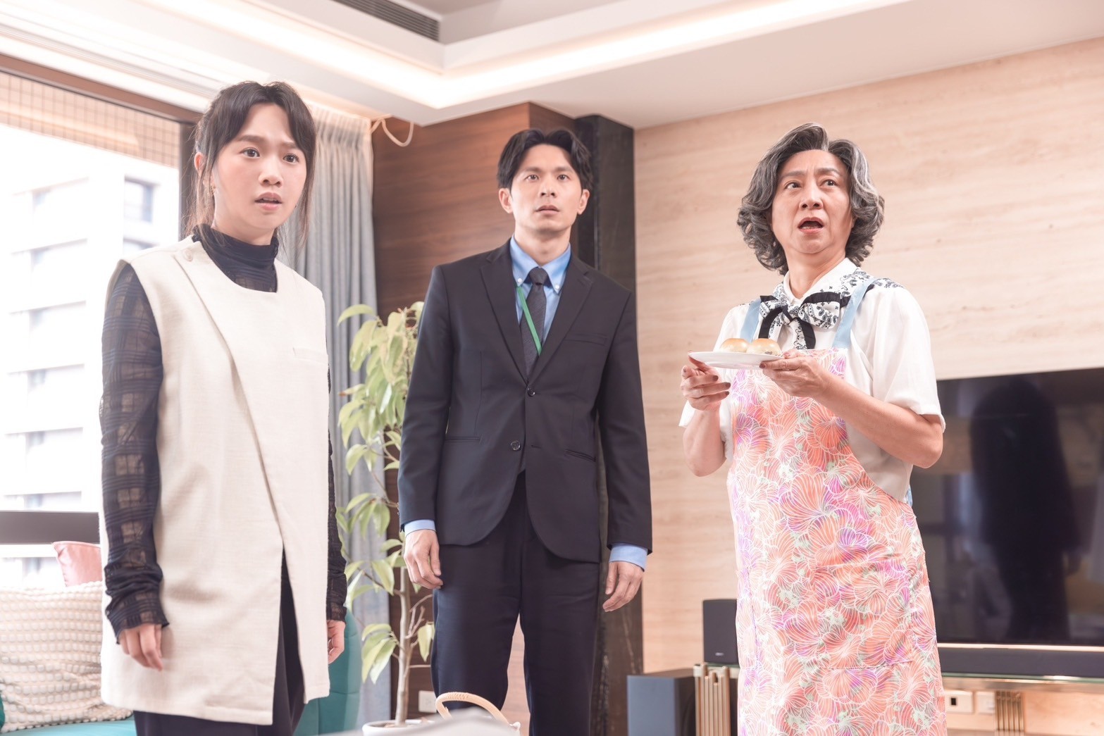 面對突然出現的陳孝萱,嚴正嵐、姚淳耀及楊麗音感到錯愕。(圖/公視台語台、華視提供)