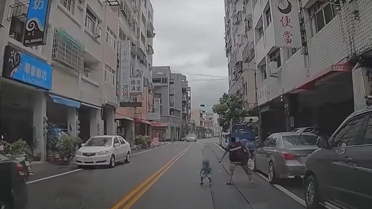離譜!彰化婦2度推趕小孩到路中間 駕駛嚇爆放慢急閃