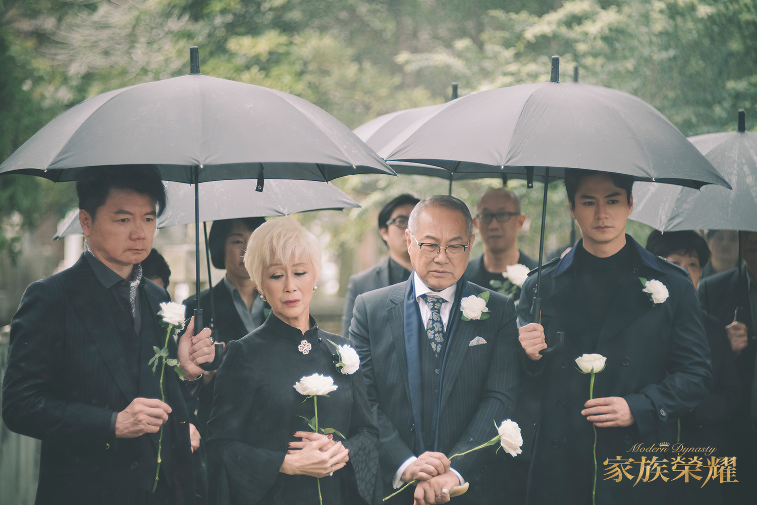左起艾威、陳曼娜、于洋、羅子溢悲痛送走家人。(圖/TVBS)
