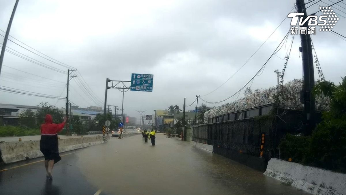 醫生借了雨衣急奔向員警求助。(圖/TVBS)