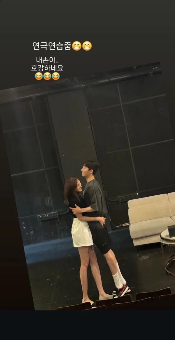 不僅摸上男演員的屁股,鄭佳恩還炫耀「手好爽」。(圖/翻攝自鄭佳恩IG)