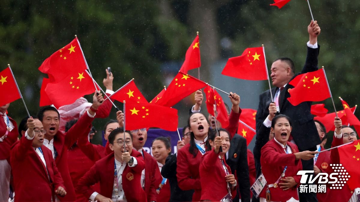 中國奧運代表團並未獨自搭船登場，而是與加拿大、智利等國共乘一艘船，並且站在「船屁股」的位置。這讓一些小粉紅忍不住痛批「這開幕式簡直就是個笑話」、「主辦方太小家子氣了」。 (圖／達志影像美聯社)